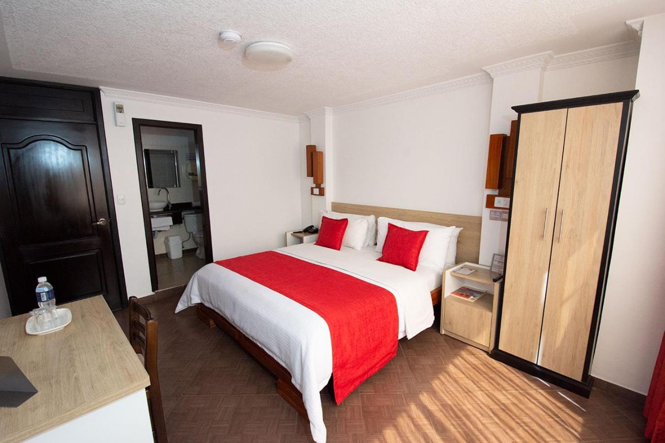 Hotel Plaza Victoria Ibarra Exterior photo