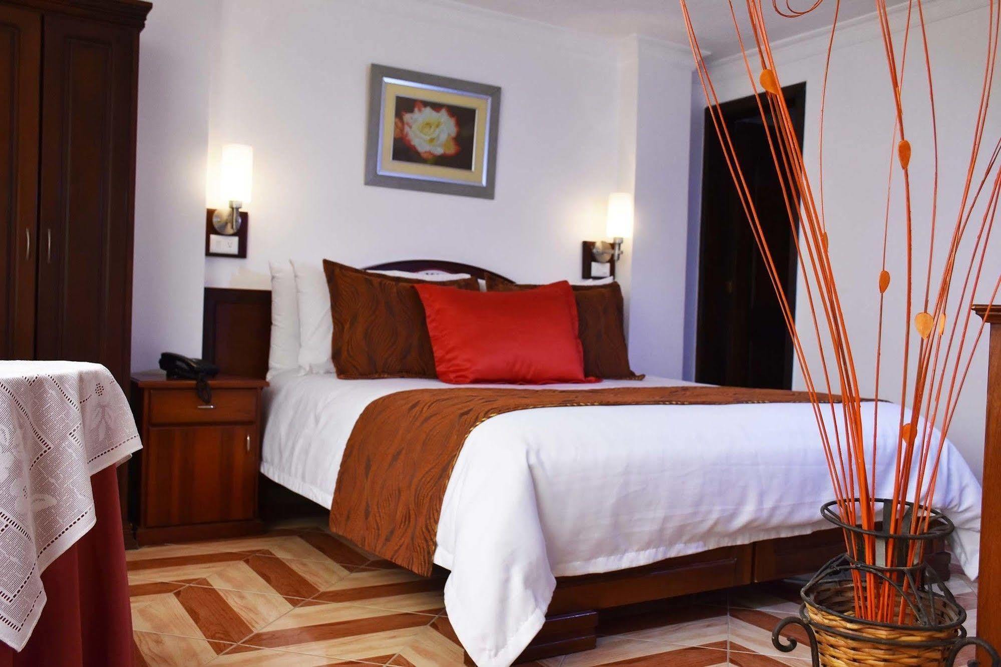Hotel Plaza Victoria Ibarra Exterior photo